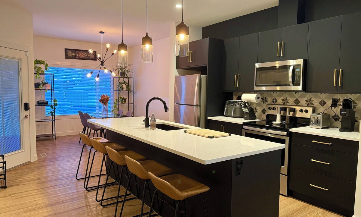 Red Deer House | Townhouse - 2 bedrooms, both ensuites!