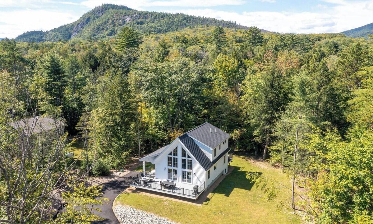Bartlett House | Trail’s End | Hot Tub + Fire Pit + Air Hockey + Swim + Hike