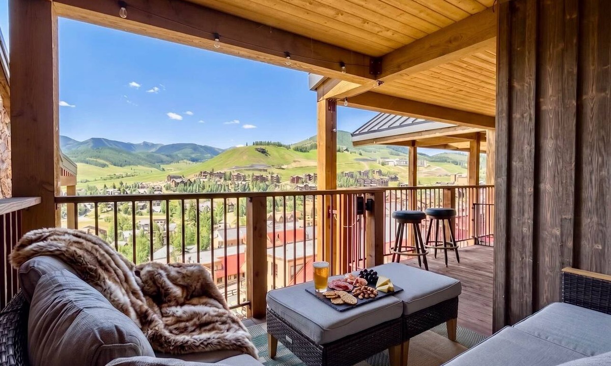 Mount Crested Butte Condo | Trailside 3BR Top-Floor Views and Sauna
