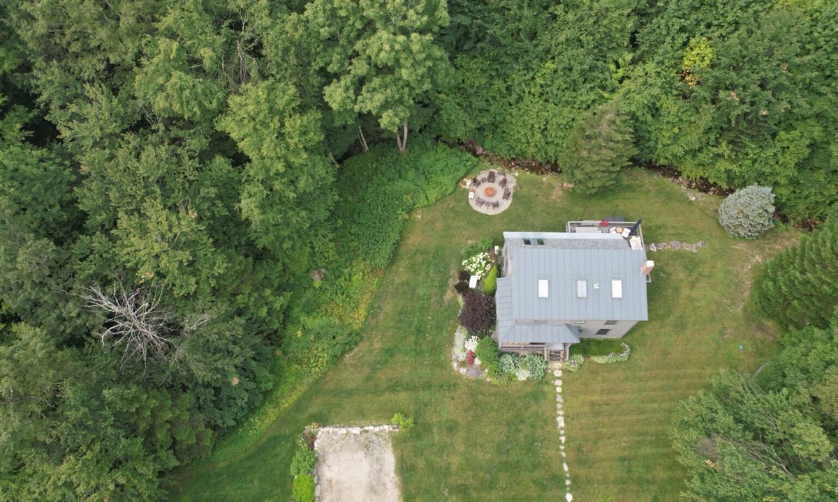 Londonderry Ski Chalet | Tranquil Brookside Retreat with Hot Tub & Firepit