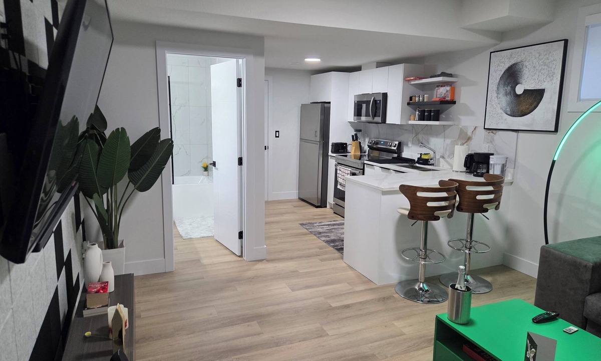 Southwest Edmonton House | Tranquil Getaway. Home located near golf course.Enjoy this calm & stylish suite