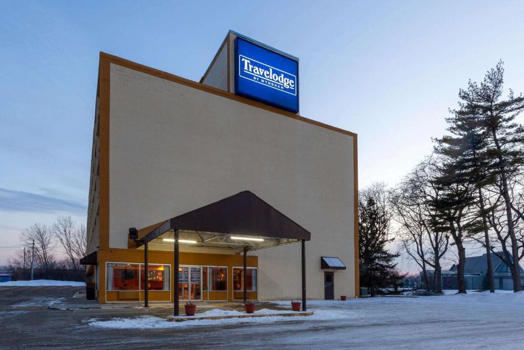 Brook Park Hotel | Travelodge by Wyndham Cleveland Airport