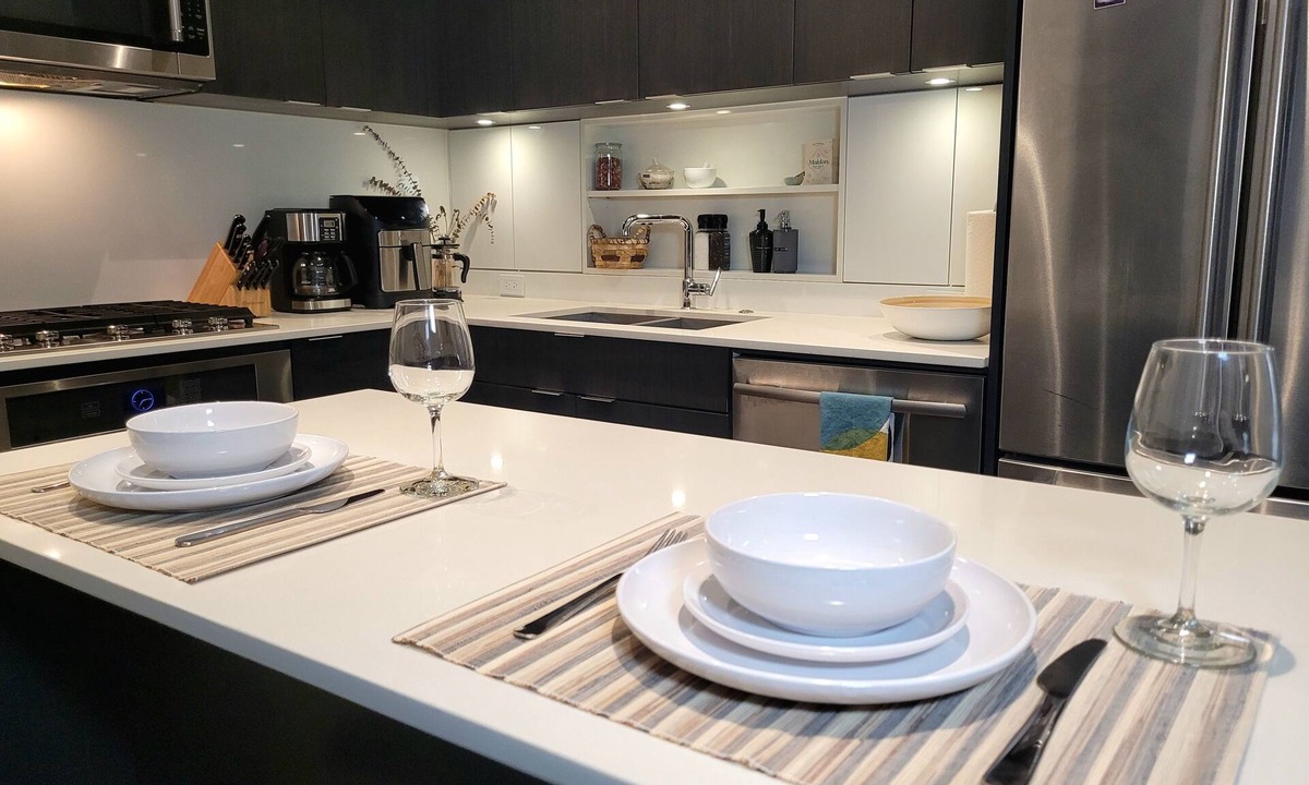 Mount Pleasant Condo | Trendy Vancouver Townhouse Near Downtown w/Parking & Gym