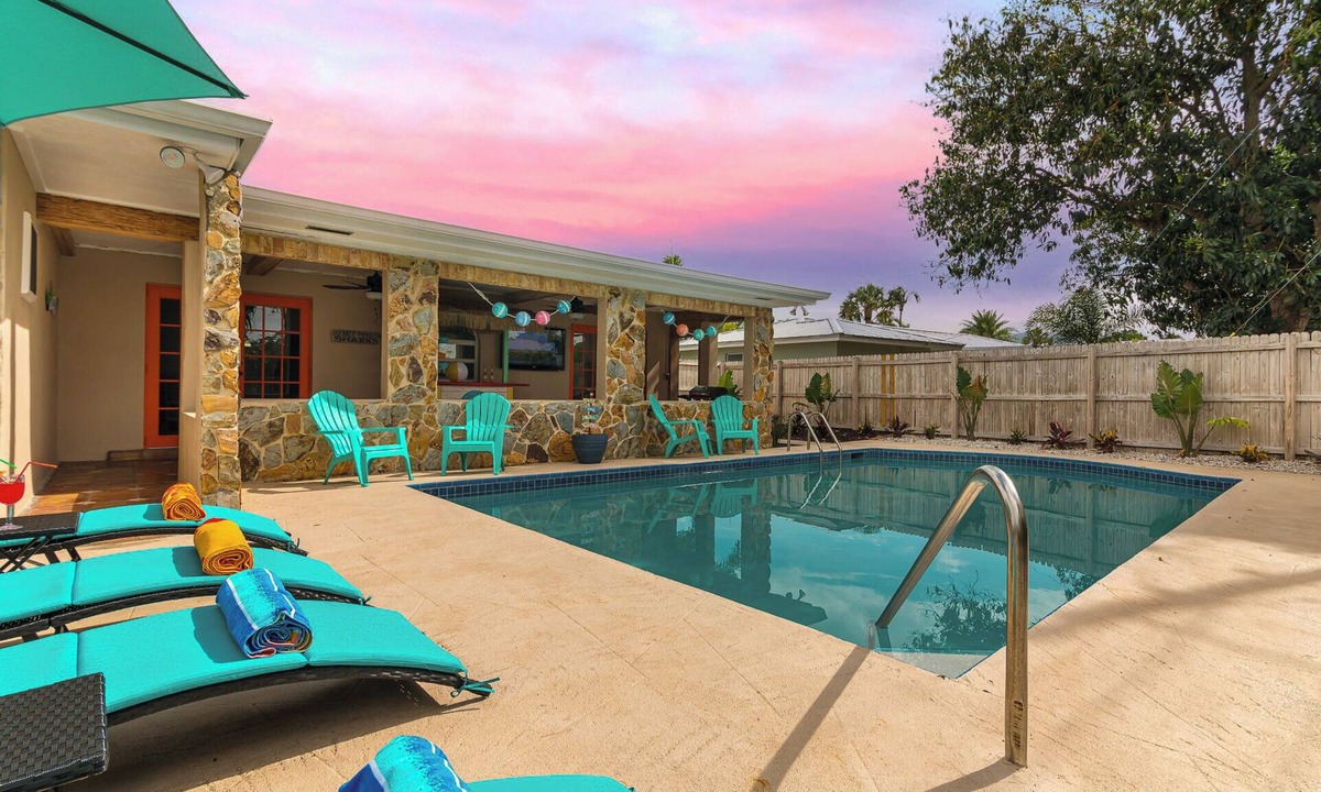 Palm Beach Gardens House | Tropical 4BR Saltwater Pool