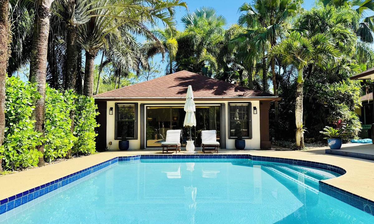 Palm Beach Country Estates House | Tropical escape in a private guest cottage - 10 min from the beach!