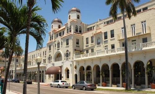 Palm Beach Apartment | TROPICAL Palm Beach NEW SUITE 3 Beds 2 BEDRS &2BATHROOMS ENSUITE BEACH 5 MINOutdoorPOOL Garden