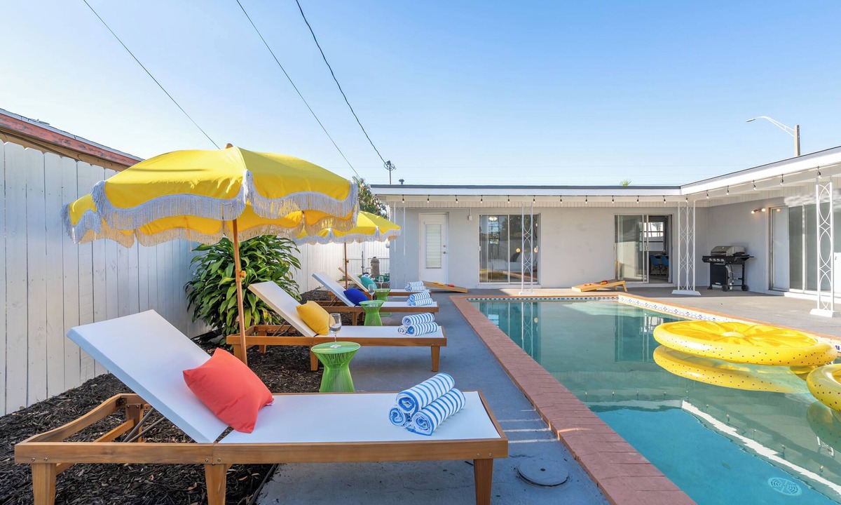 Driftwood House | Tropical Retreat on Sheridan Near Beach & Parks