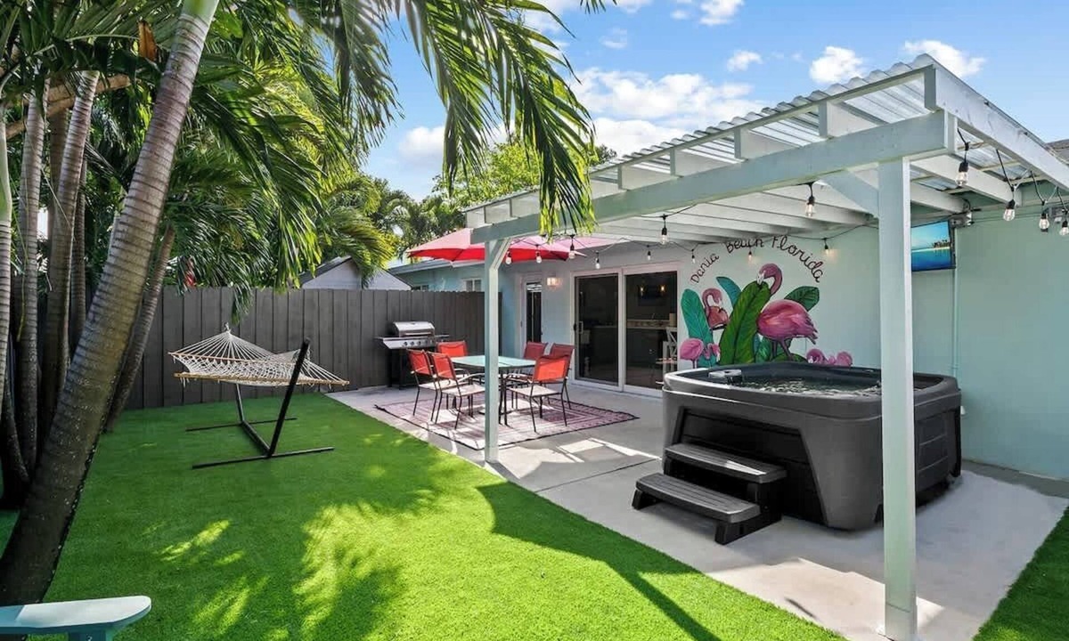 Dania Beach House | Tropical spa! Hot tub, ping pong table, 5min to Beach, airport, & downtown!