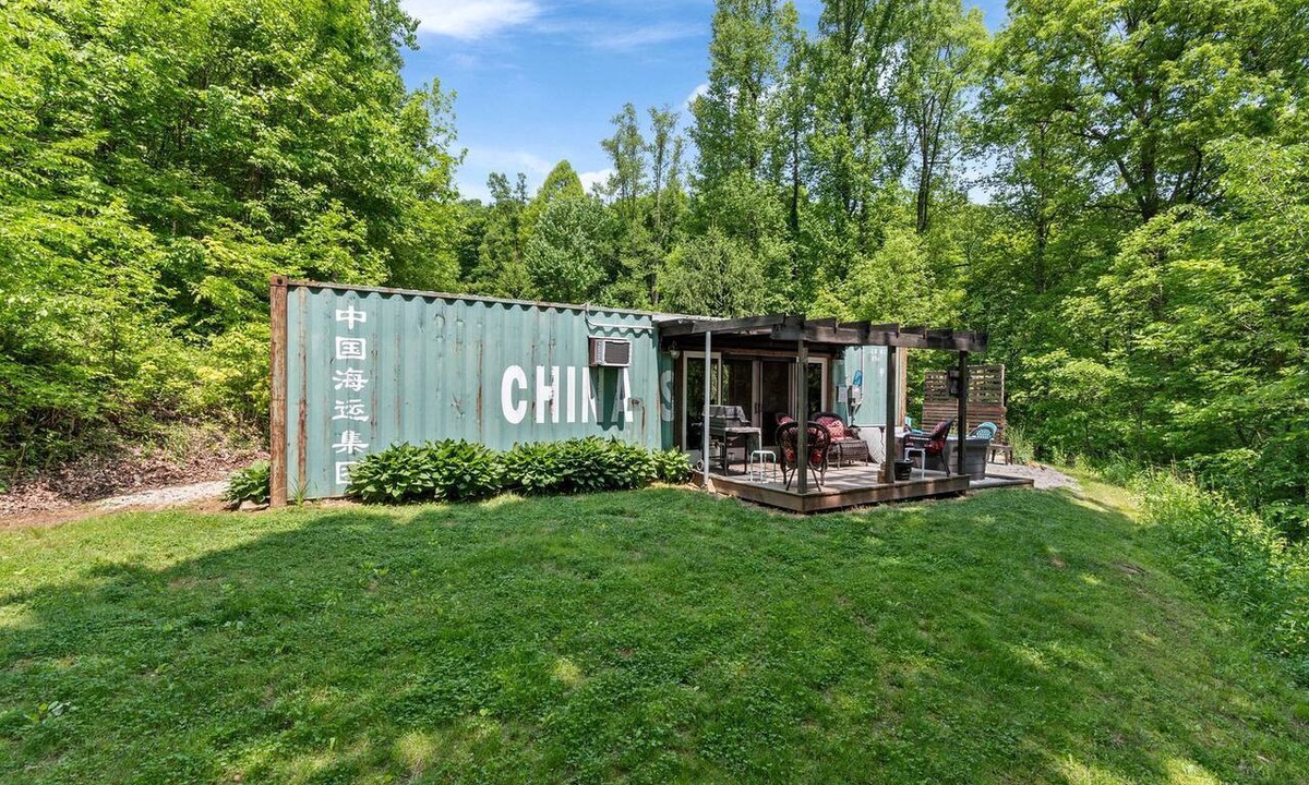 Somerdale Cabin | Unique Dover Accommodation with a Hot Tub Perfect for Glamping in Ohio