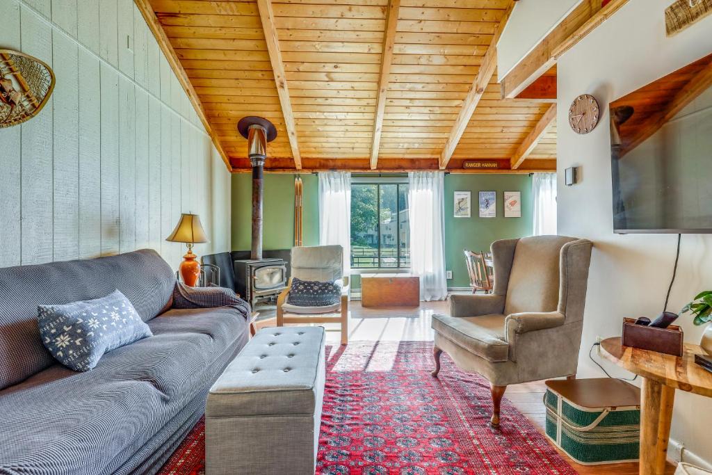 Thornton House | Unique Thornton Townhome: Swim, Ski, & Hike!