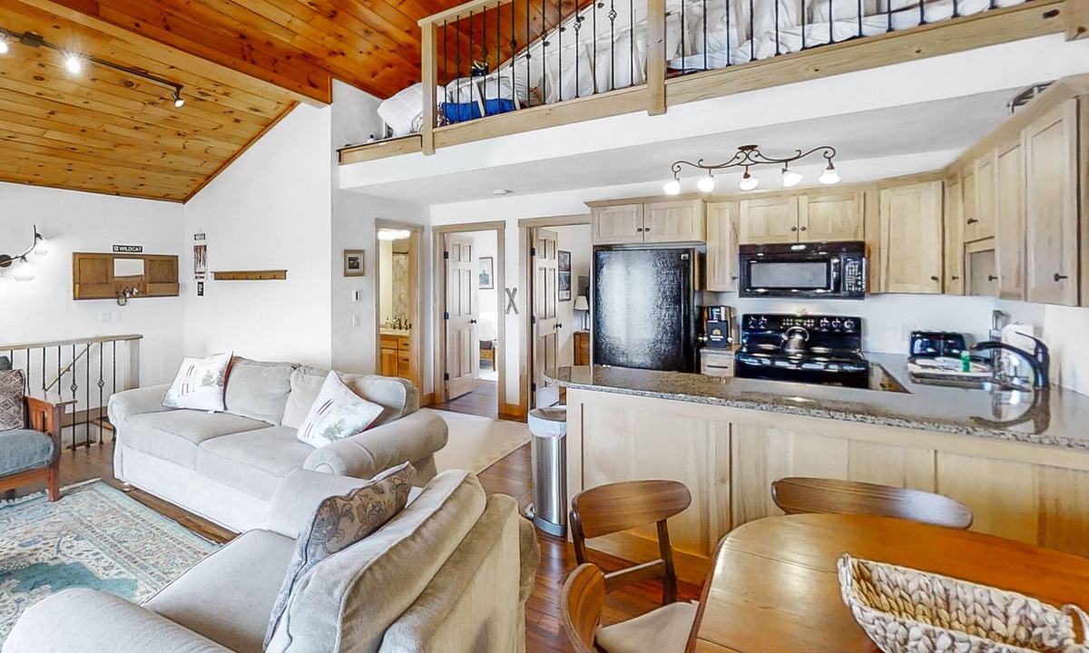 Jackson Condo | Updated condo w/Mt Washington views, free WiFi, private washer/dryer, & more