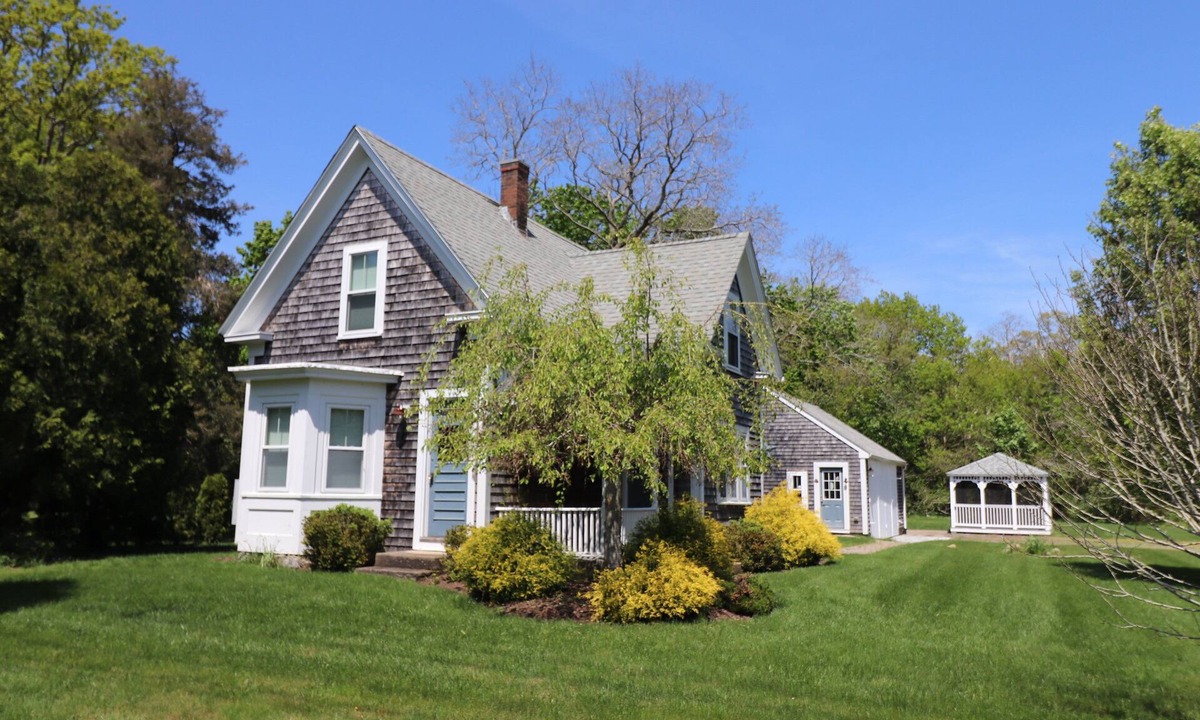Dennis House | Updated Victorian cottage centrally located, near beaches, village and playground