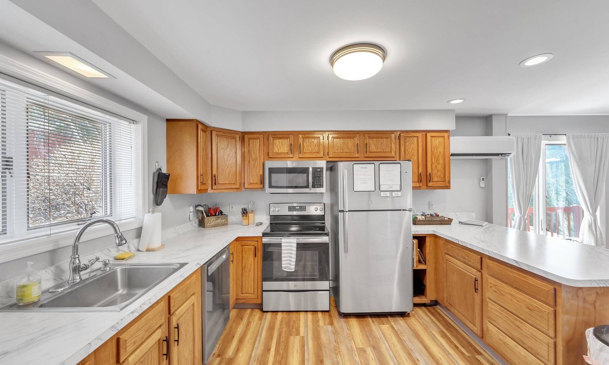 North Creek House | Upper Sleighride 25l - Wrap-around Deck End Unit 3 Bedroom Townhouse by The Summit at Gore Mountain