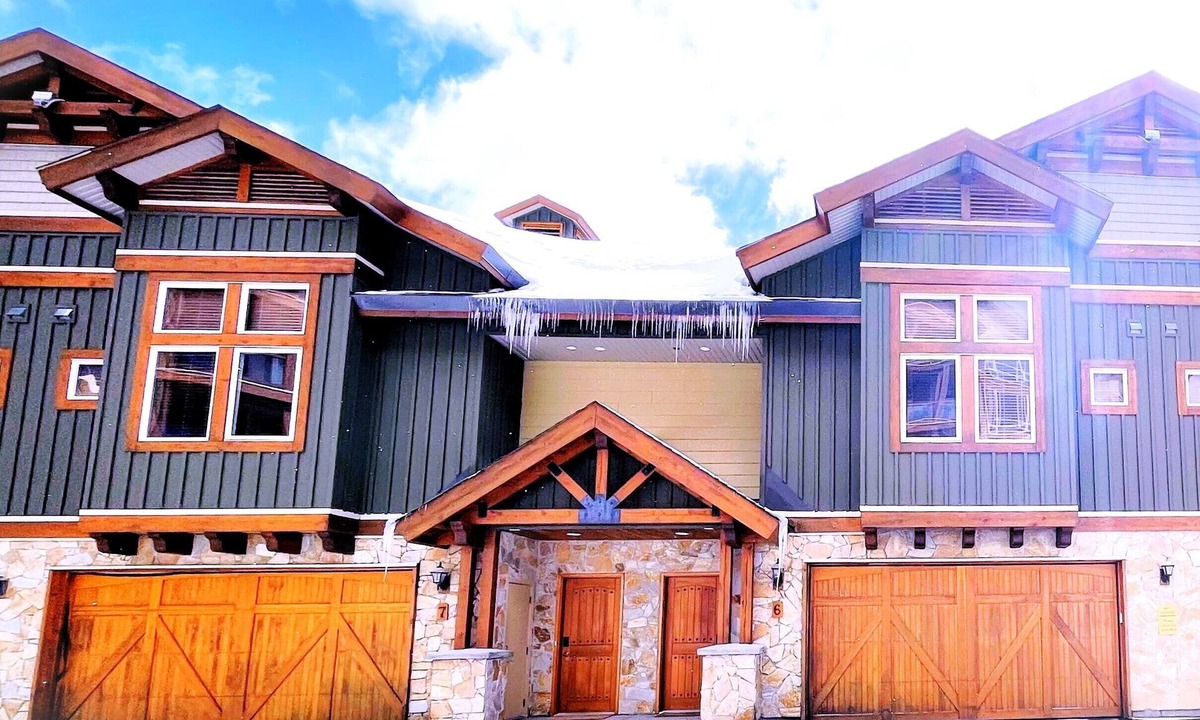 Big White Ski Resort House | Upper Village BEST Ski-in-out w/3 parking spots!