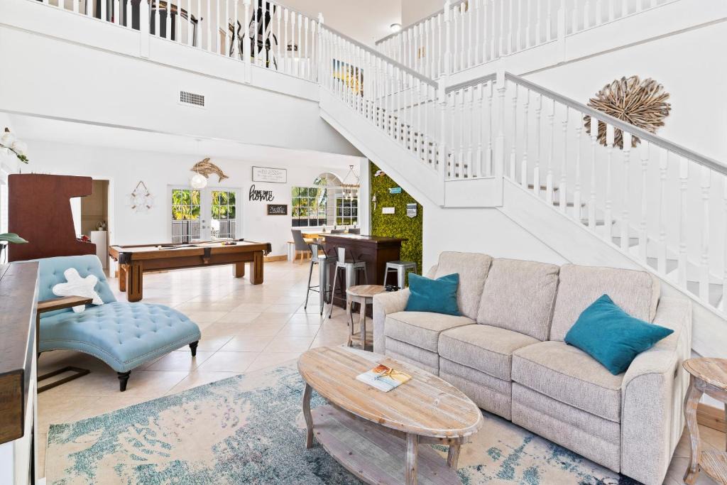 Miami Springs House | UPSCALE MANSION IN THE HEART OF MIAMI WITH POOL