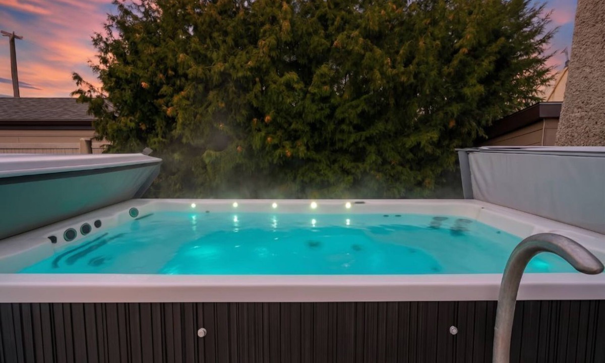 Northeast Edmonton House | Urban Oasis - Heated Pool/Hot Tub - Steam Shower - Pets