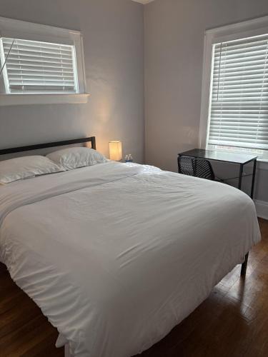 Cleveland House | First Floor Room 8 min from Cle Airport Quiet Street All you need