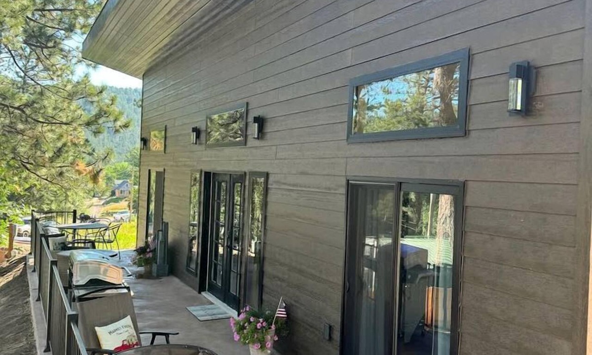 Keystone Cabin | Vibrant Modern Cabin Haven near Mount Rushmore in South Dakota