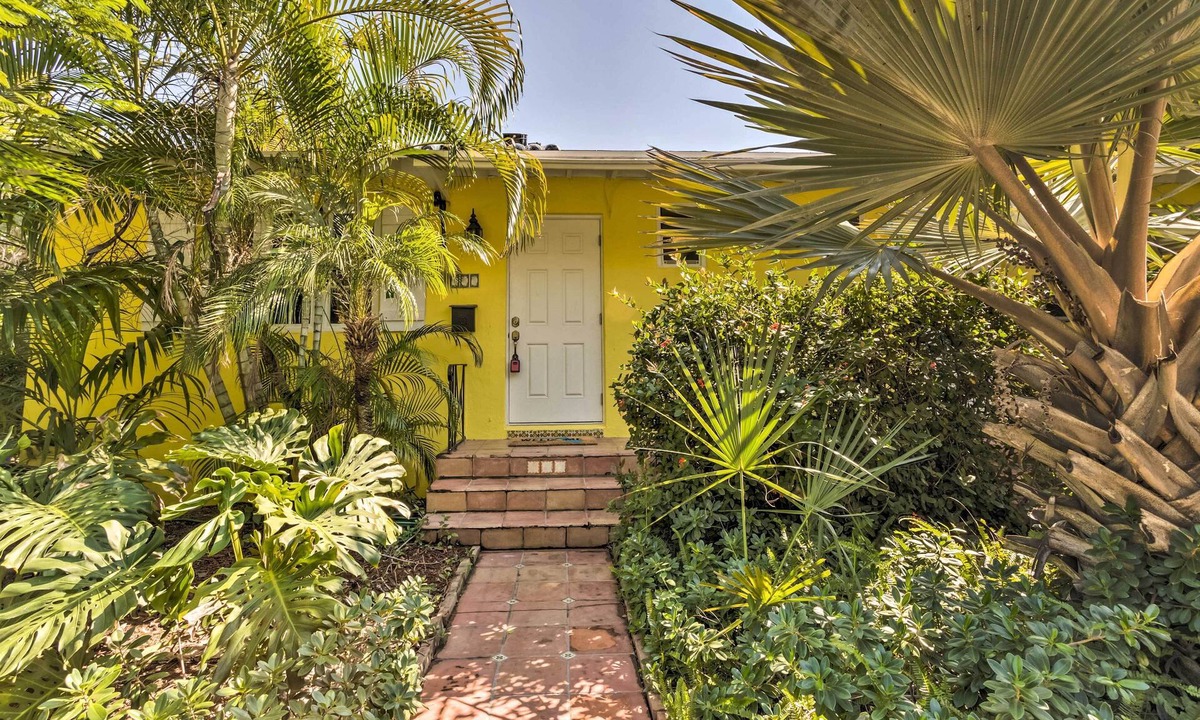 Grandview Heights House | Vibrant West Palm Beach Home < 2 Mi to Beach!