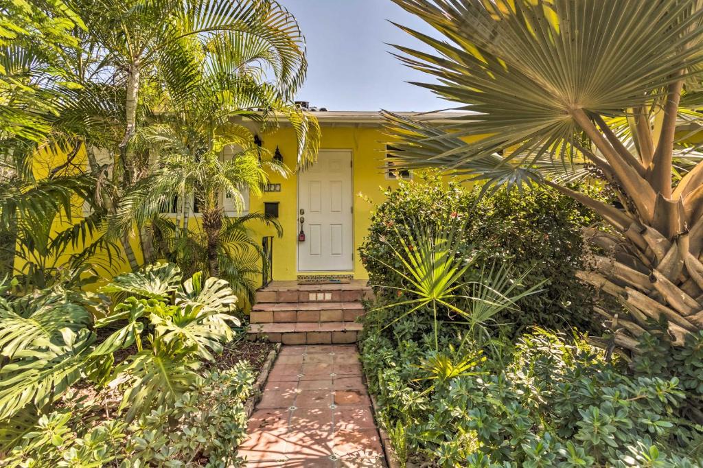 Grandview Heights House | Vibrant West Palm Beach Home < 2 Mi to Beach!