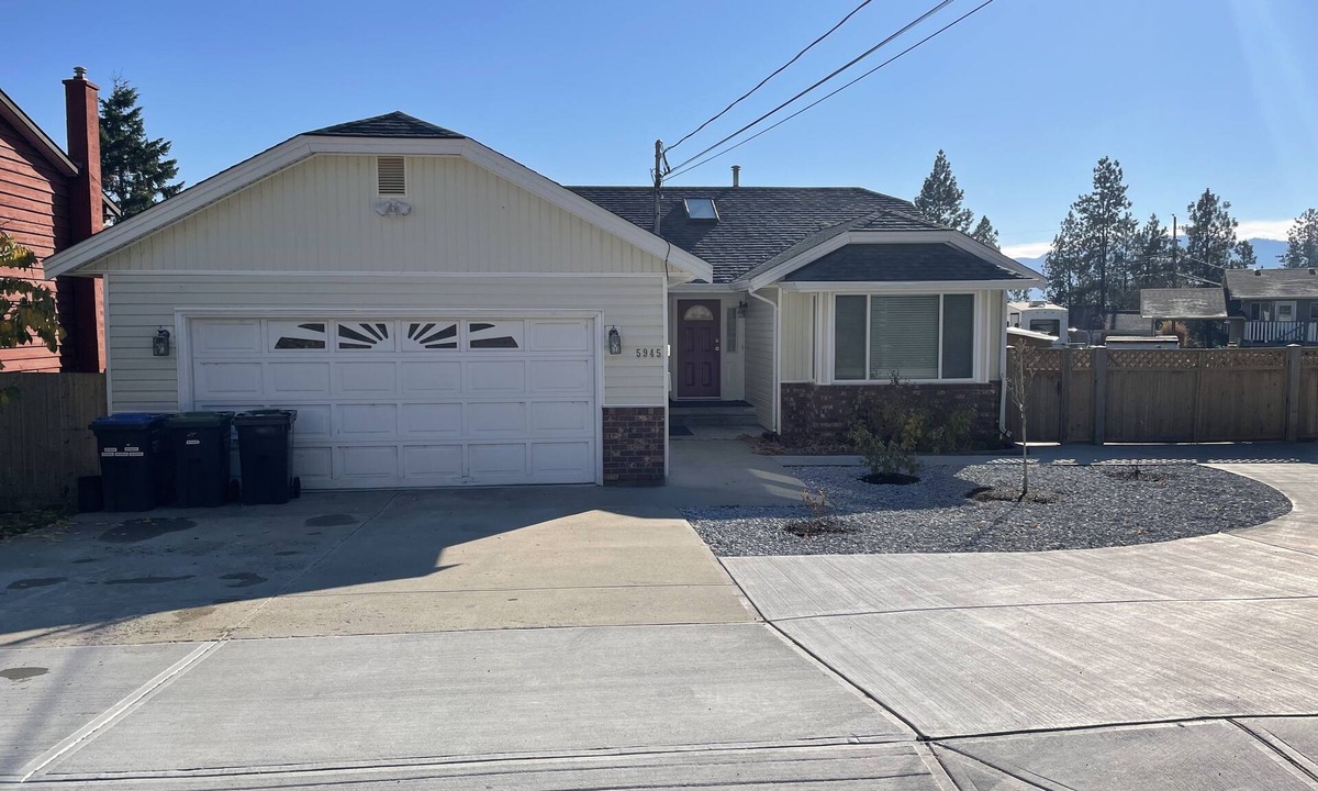 Central Okanagan House | Victoria St STR in Peachland BC - 5 mins from the beach