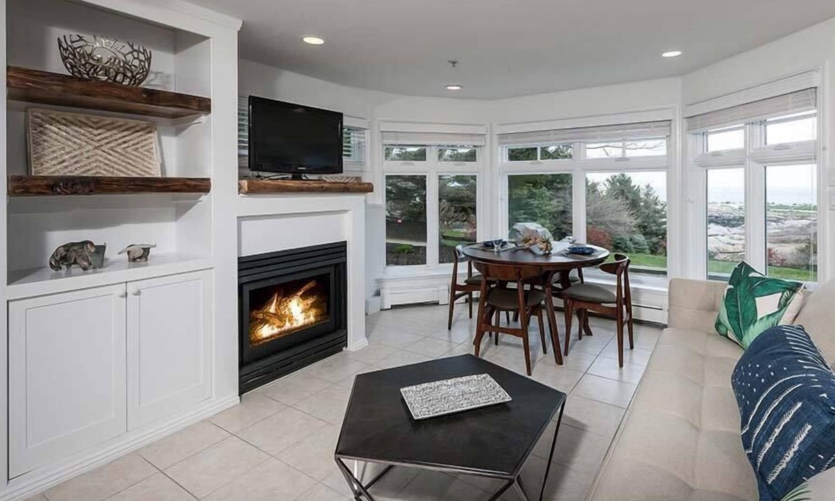 York Beach House | ViewPoint - 1BR Garden Suite 108