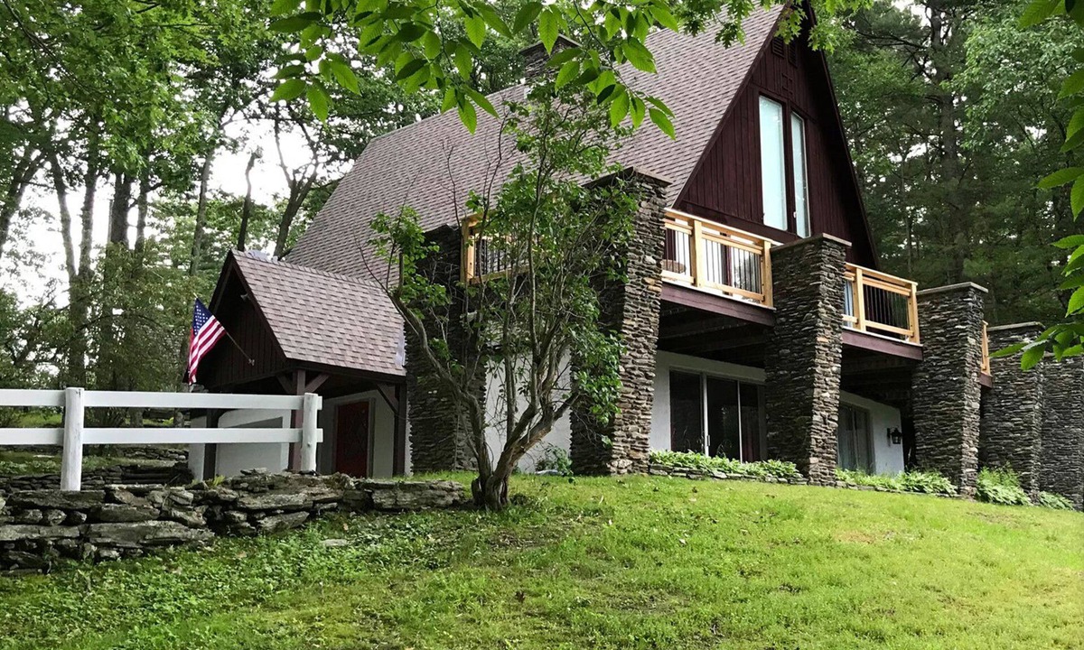 Wells Ski Chalet | Views! Large 3600 sqft 3-floor Custom Chalet w/HVAC, fast WiFi, 18 private acres