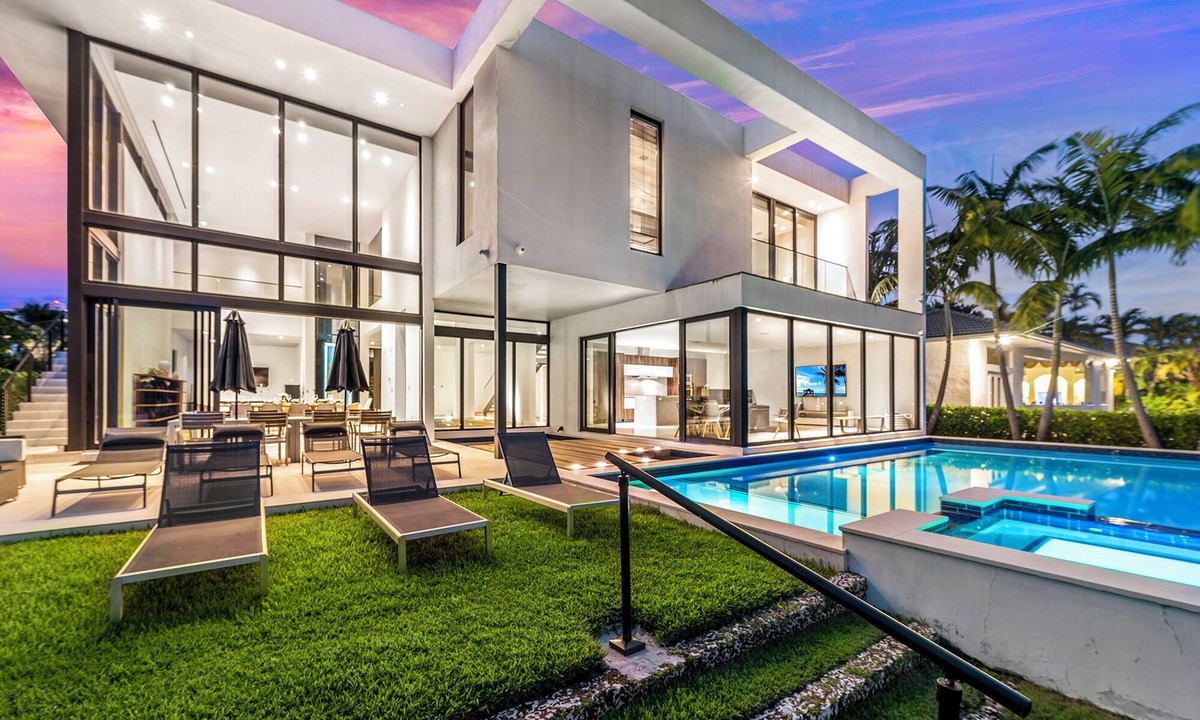Hallandale Beach Villa | Villa Okasa: Modern Marvel with Pool + Jacuzzi + Pool Table + BBQ