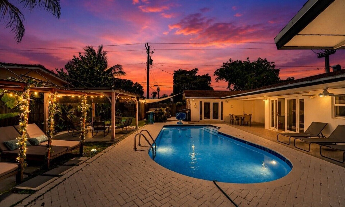 Pembroke Pines House | Villa Velvet ~ Heated Pool, Jacuzzi, Game Room & Minutes to Beaches
