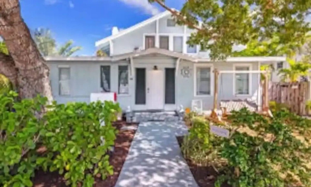 Parrot Cove Cottage | Vintage Coastal Cottage 7bed/3bath