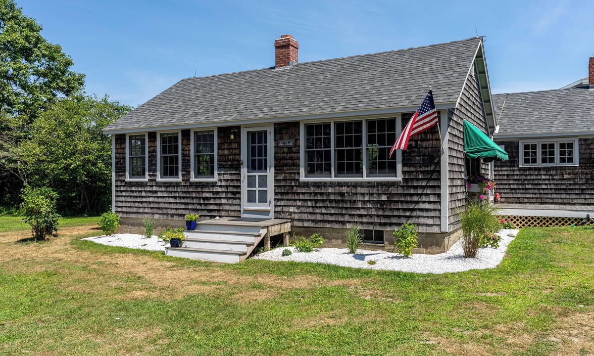 North Hampton Cottage | Vintage cottage that sleeps 8 in amazing North Hampton Beach location with Wifi