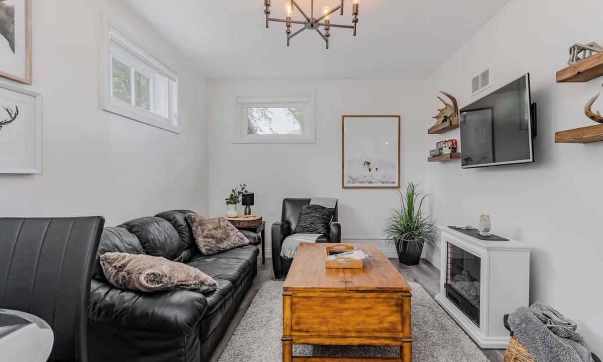 Saskatoon House | VIP YXE - Suite Spot off Broadway