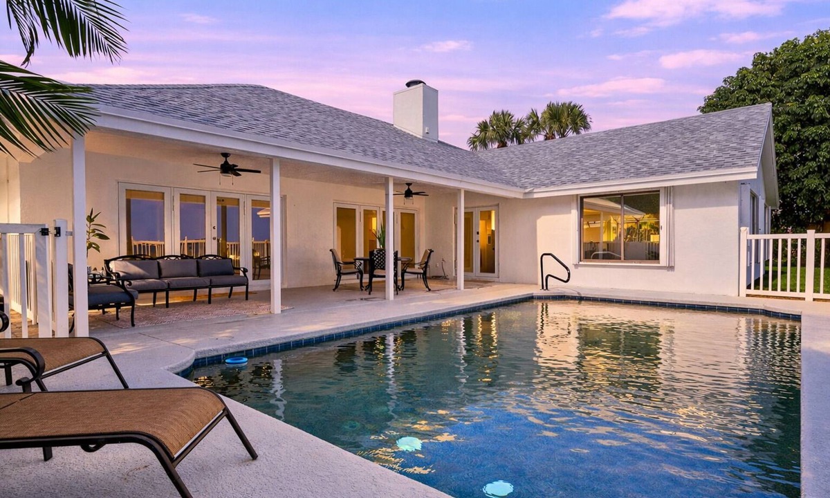 West Palm Beach House | Vista Bonita - Private Pool, Fire Pit, Mins to DT (fee applies if you would like the pool heater turned on)