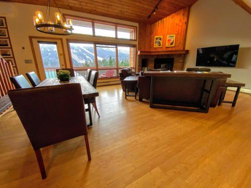 Carroll Villa | W5 AIR CONDITIONED Mount Washington Place townhouse with fireplace air hockey free and fast wifi