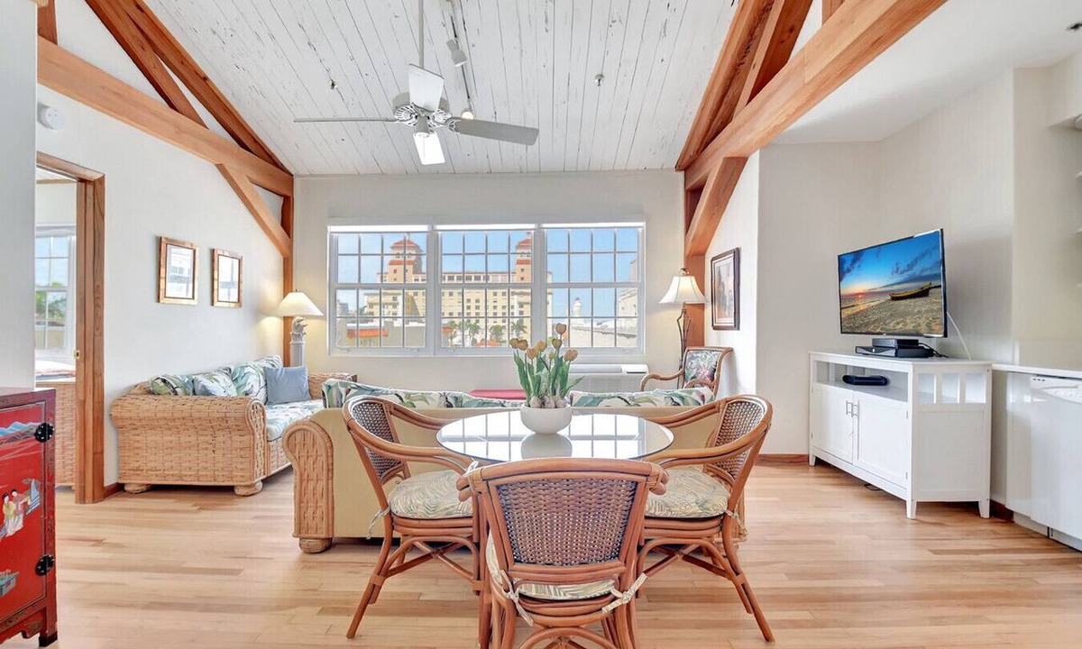 Palm Beach Condo | Walk To Beach! Palm Beach Penthouse Suite 4 Guests