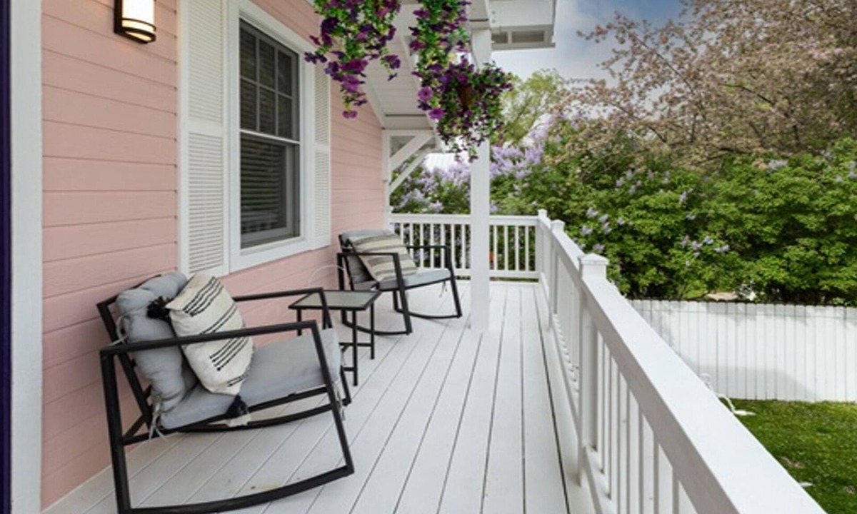 Old Town Apartment | Walk to Downtown| Monthly Rentals |Pet Friendly | On Call Bus