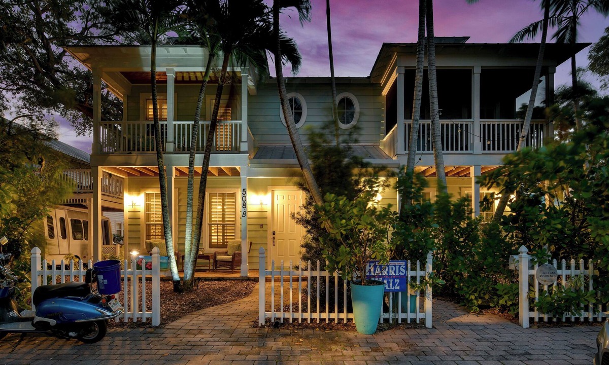 Stuart House | walk to downtown 3-bedroom house in lovely Stuart with AC, WiFi