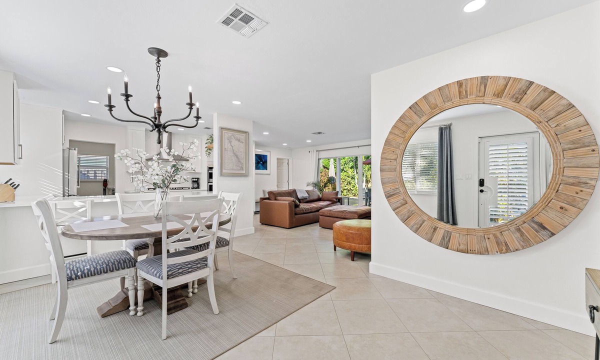 Florida North Atlantic Coast House | WALK TO THE BEACH! Charming 3-bedroom house in North Palm Beach with AC, WiFi