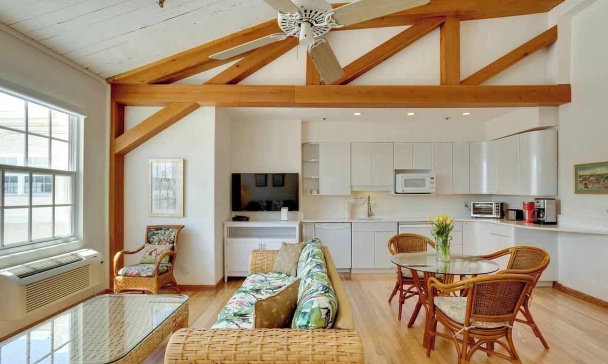 Palm Beach Condo | Walk To the Beach! Palm Beach Penthouse Suite