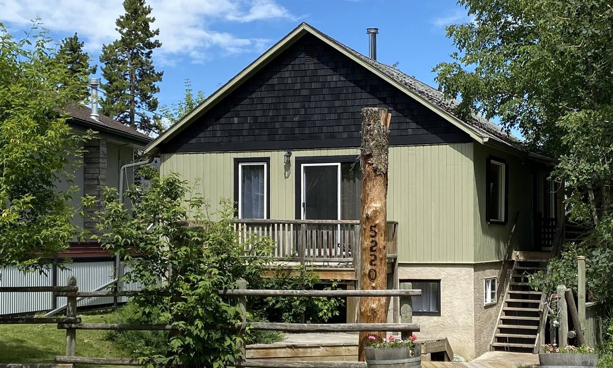 Sylvan Lake Cottage | Walking distance to the Lake - Family Friendly - Dual Suite Cottage