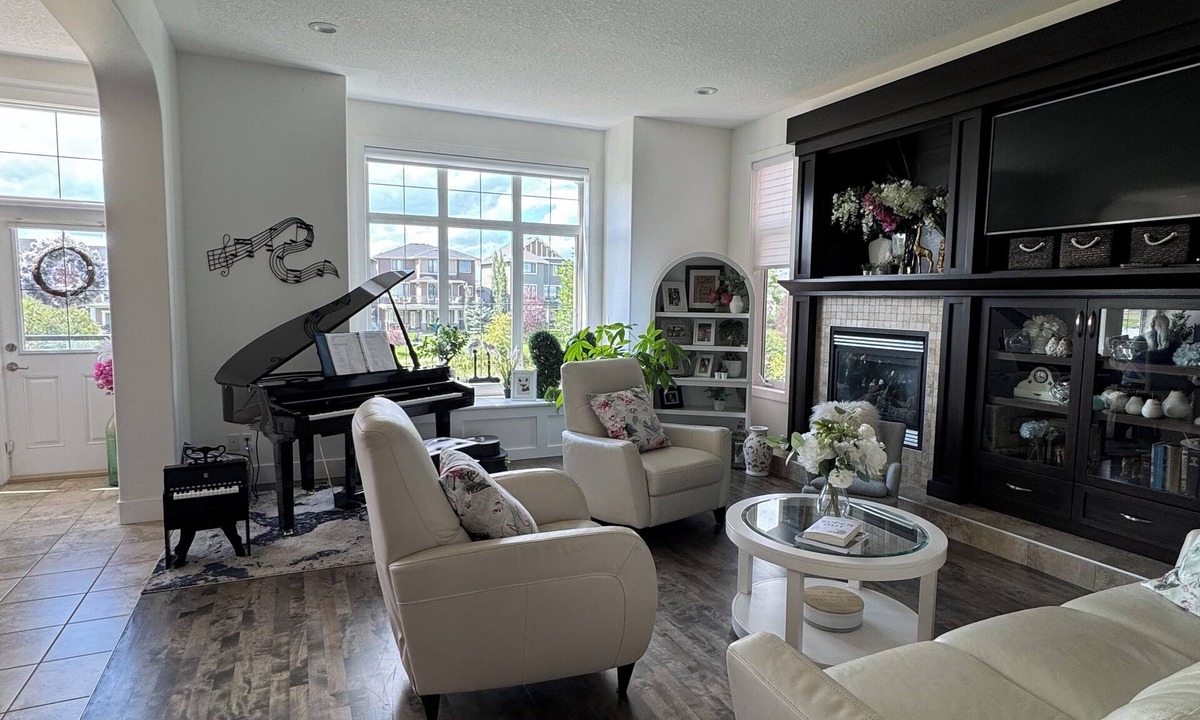Airdrie House | Water Front 2-Story Luxury furnished home in Airdrie! 15min from CalgaryAirport.