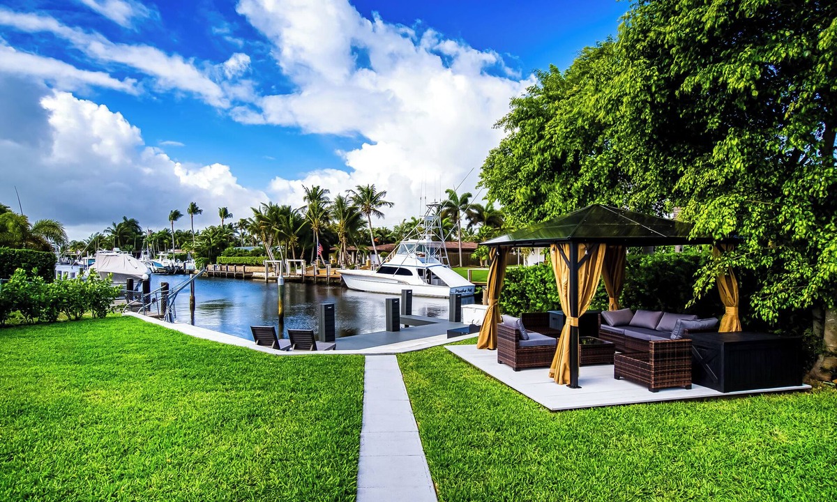Deerfield Beach Villa | Waterfront! Fantastic 3-bedroom fully renovated villa with POOL and HOT TUB!