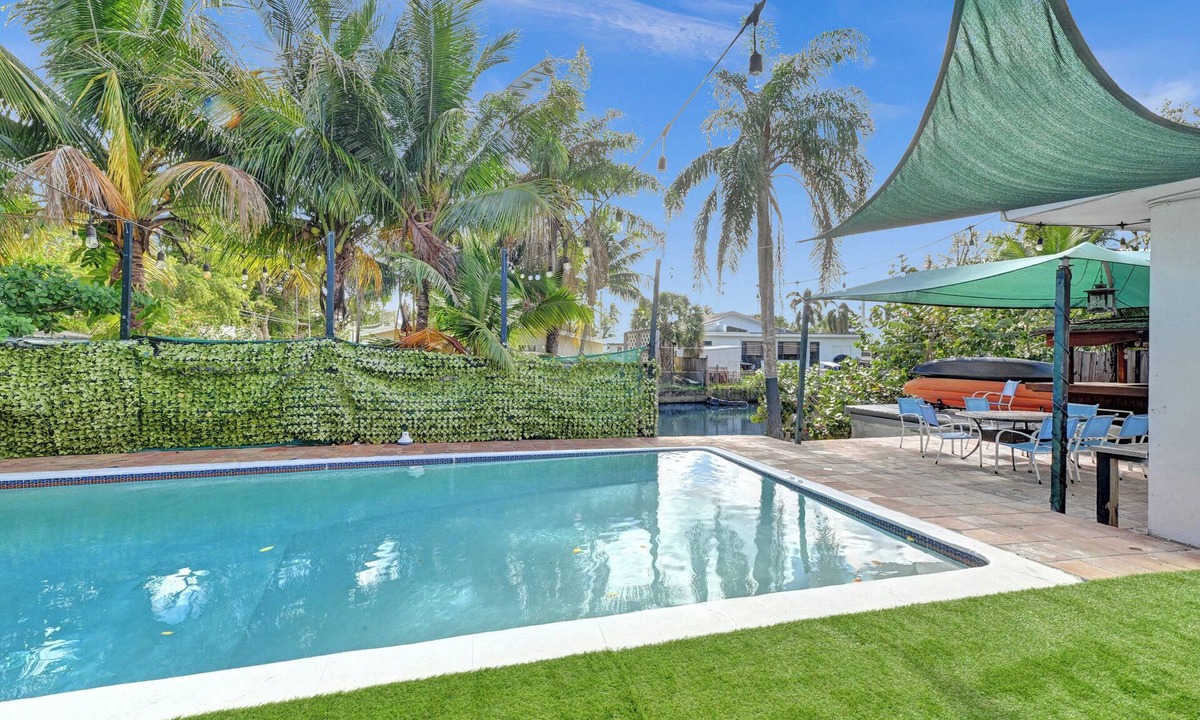 Ojus House | Waterfront huge Villa w/pool + tikibar + games