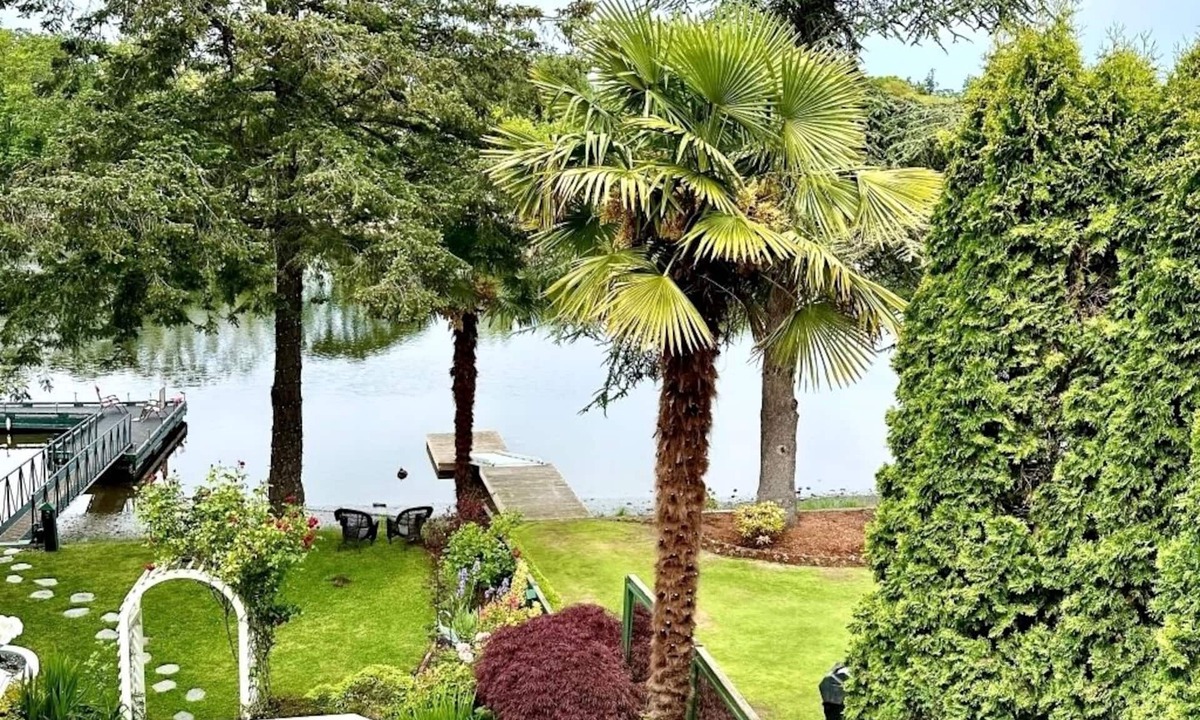 Victoria House | 🌊 Waterfront Master Bedroom for Rent at Casa Blanca