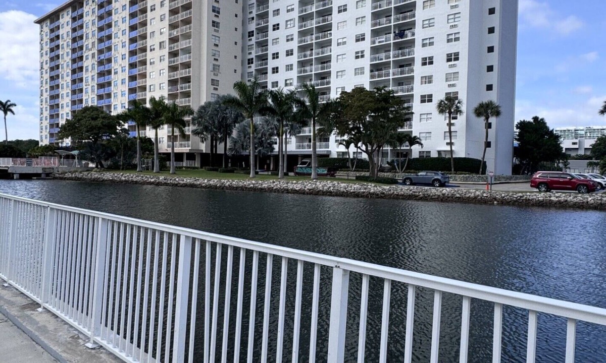 Sunny Isles Beach Apartment | Waterfront views ,Cozy 1-bedroom apartment in charming Sunny Isles Beach with AC