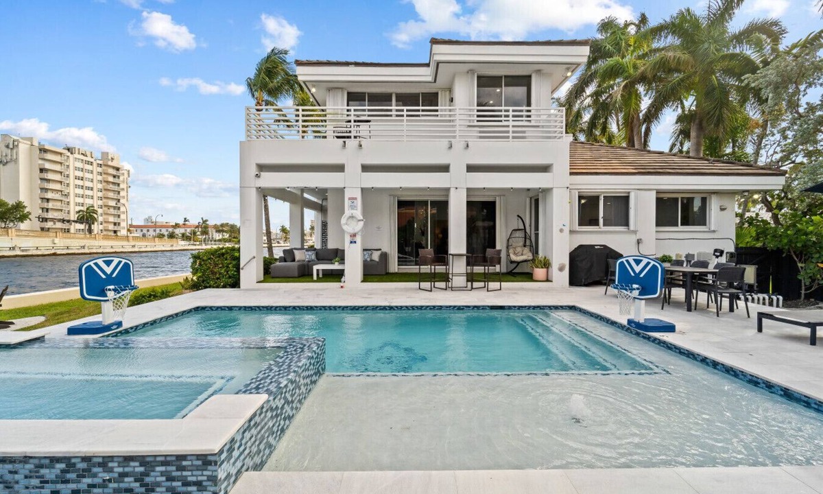 Hollywood Lakes House | Waterfront Villa, Steps to Beach