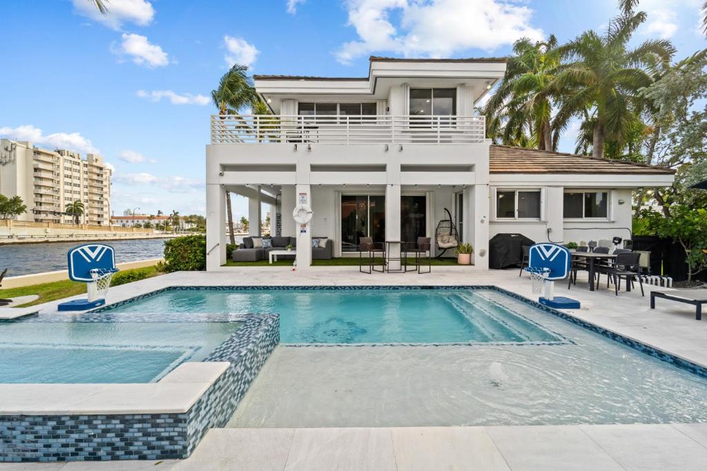 Hollywood Lakes House | Waterfront Villa, Steps to Beach