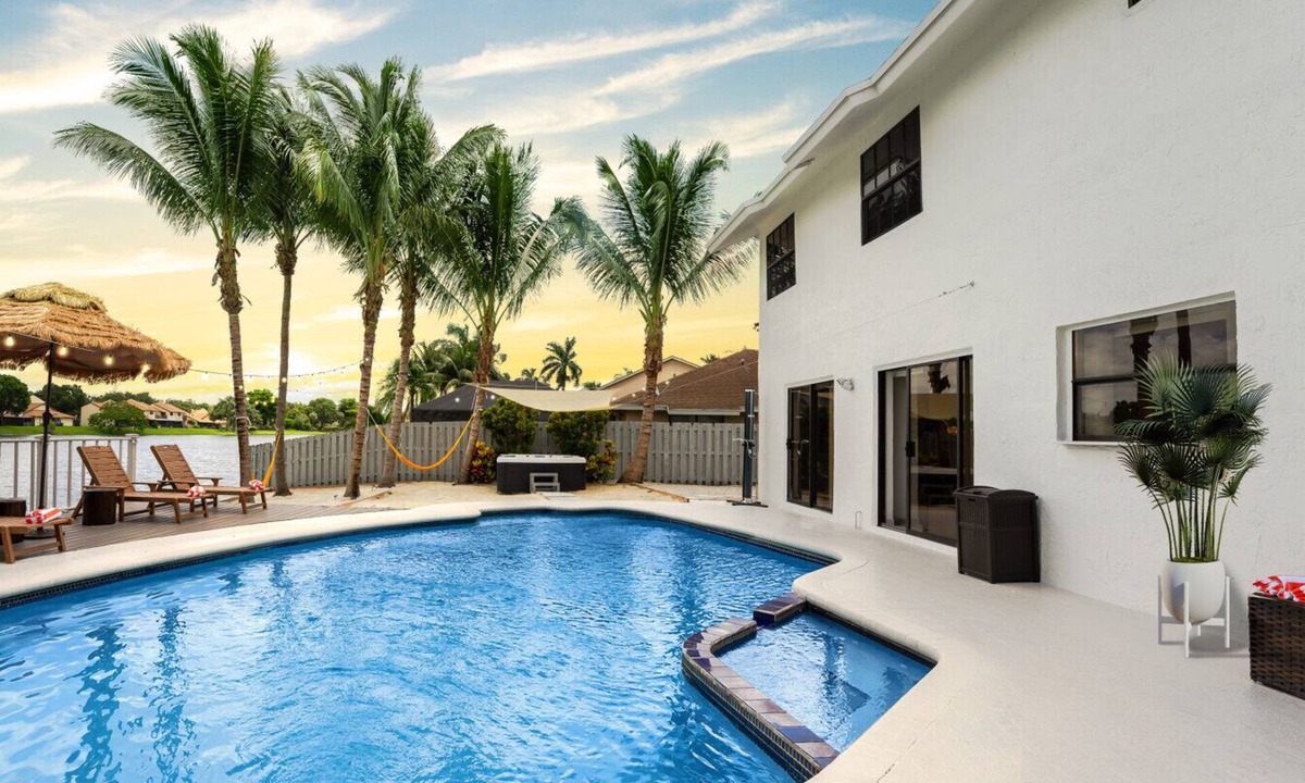 Pembroke Pines Villa | Waterfront Villa BBQ, Pool, Game Room, Cinema and Spa