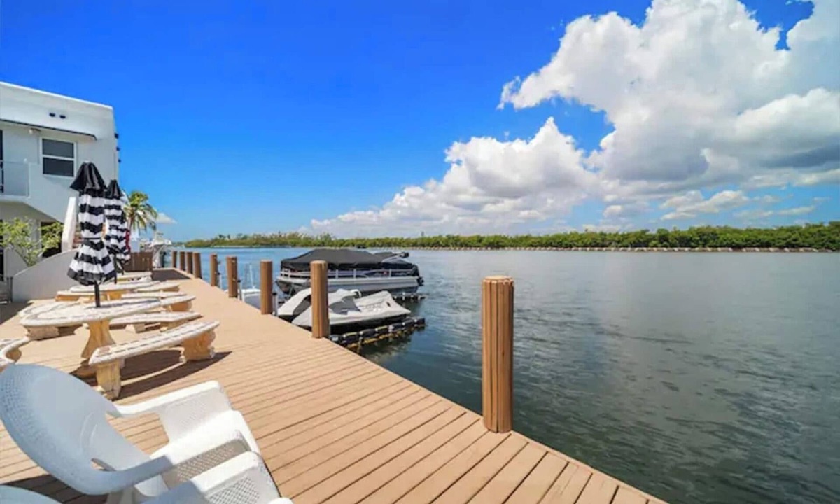 Hollywood Lakes Apartment | Waterside Studio w/King bed - Hollywood