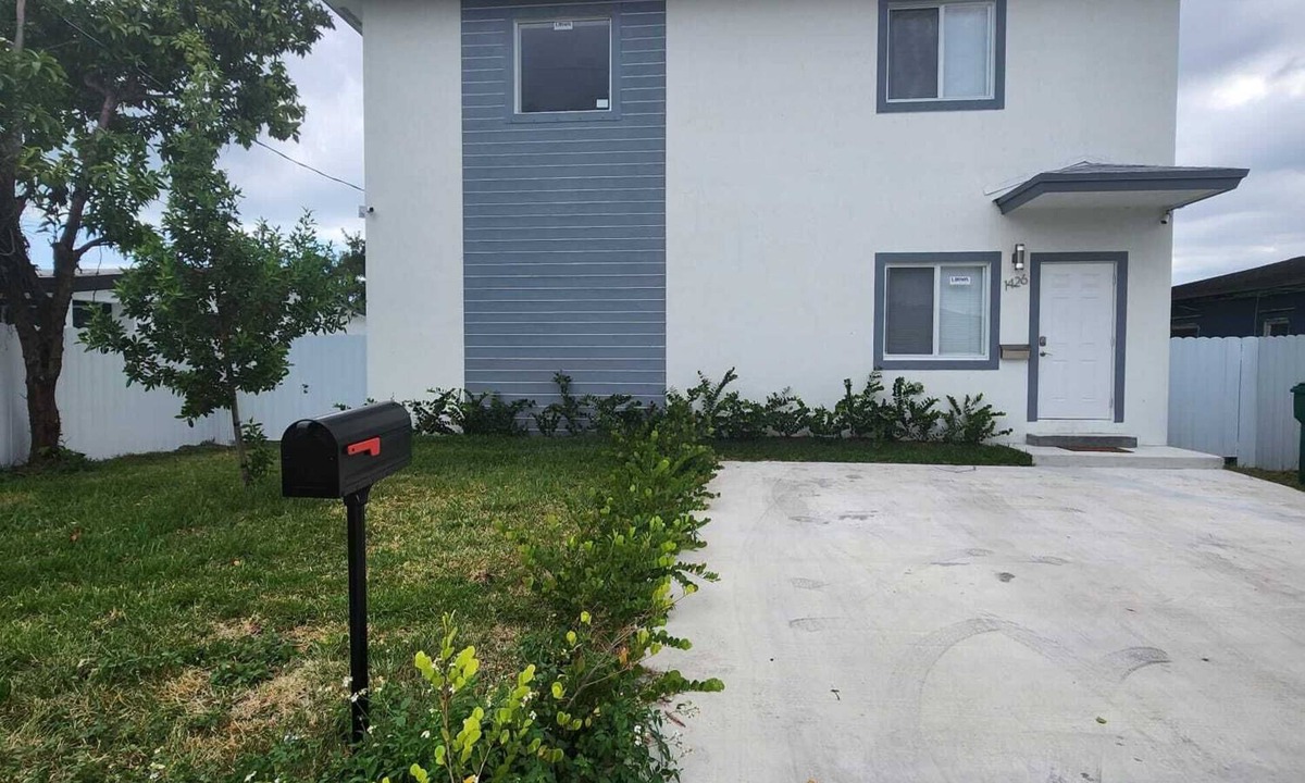 Gladeview House | We are located in the heart of Miami, 10 min away from Downtown, Beaches, M.I.A